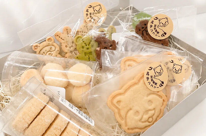 ひげぞ～のいえ米粉のおやつファクトリーの商品が並んだ様子